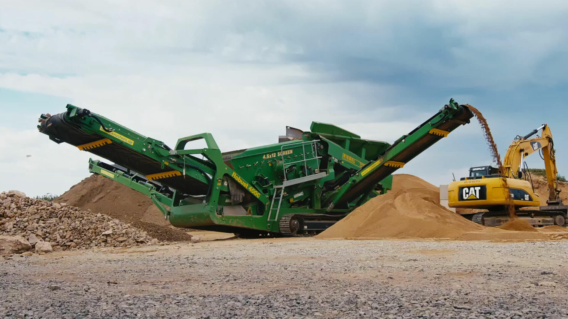 Loop-Video zu Recyclingprozessen bei Riegel Erdbau mit Maschinen und Materialströmen.