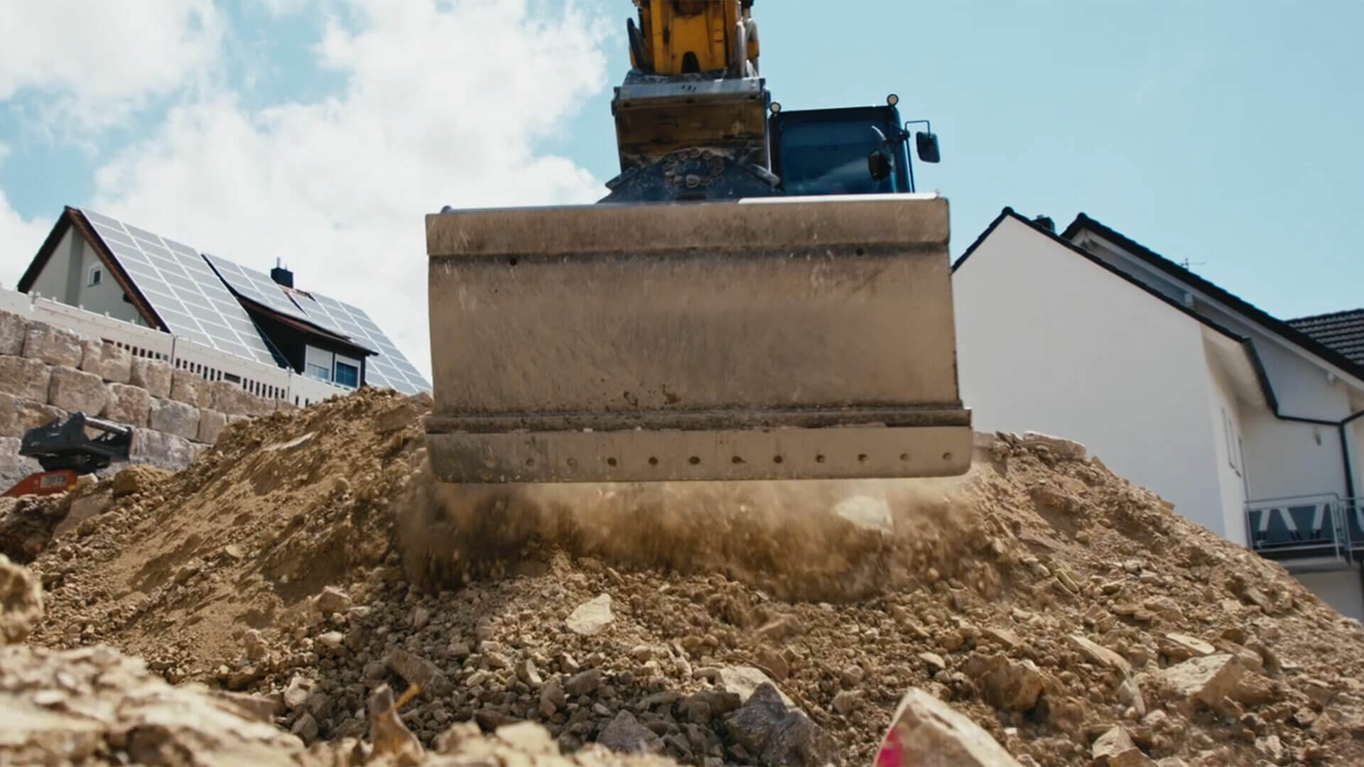 Loop-Video zum Thema Erdbau mit Maschinen und Arbeitsszenen auf Baustellen von Riegel Erdbau.